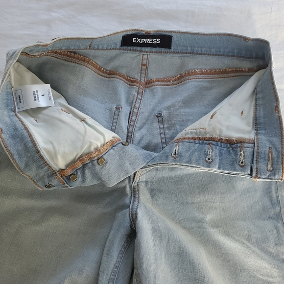 Express Super High Rise Mom Jean Light Blue Wash 4 - Picture 5 of 8